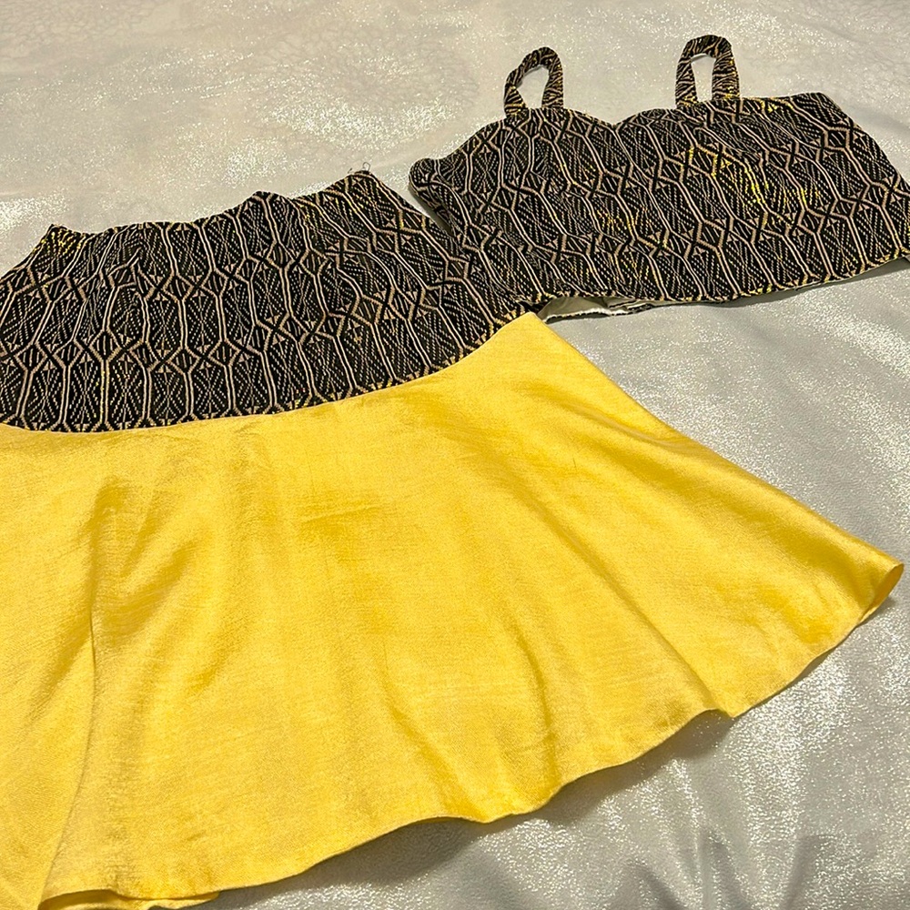 Beautiful, Ethiopian Habesha skirt and top. Sleeveless top with a zipper.